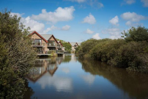 KingFisher Hot Tub & log Burner house on Premium lakeside with Resort Facilities